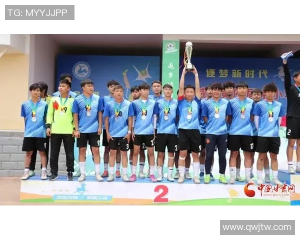 足球四大球星齐聚一堂同框合影展现传奇风采与荣耀时刻 足球四大球星齐聚一堂同框合影展现传奇风采与荣耀时刻