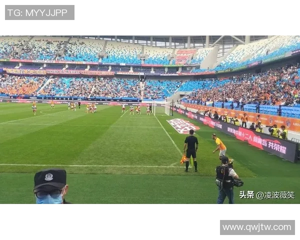 足球巨星场上神操作乌龙瞬间笑翻全场球迷乐不可支